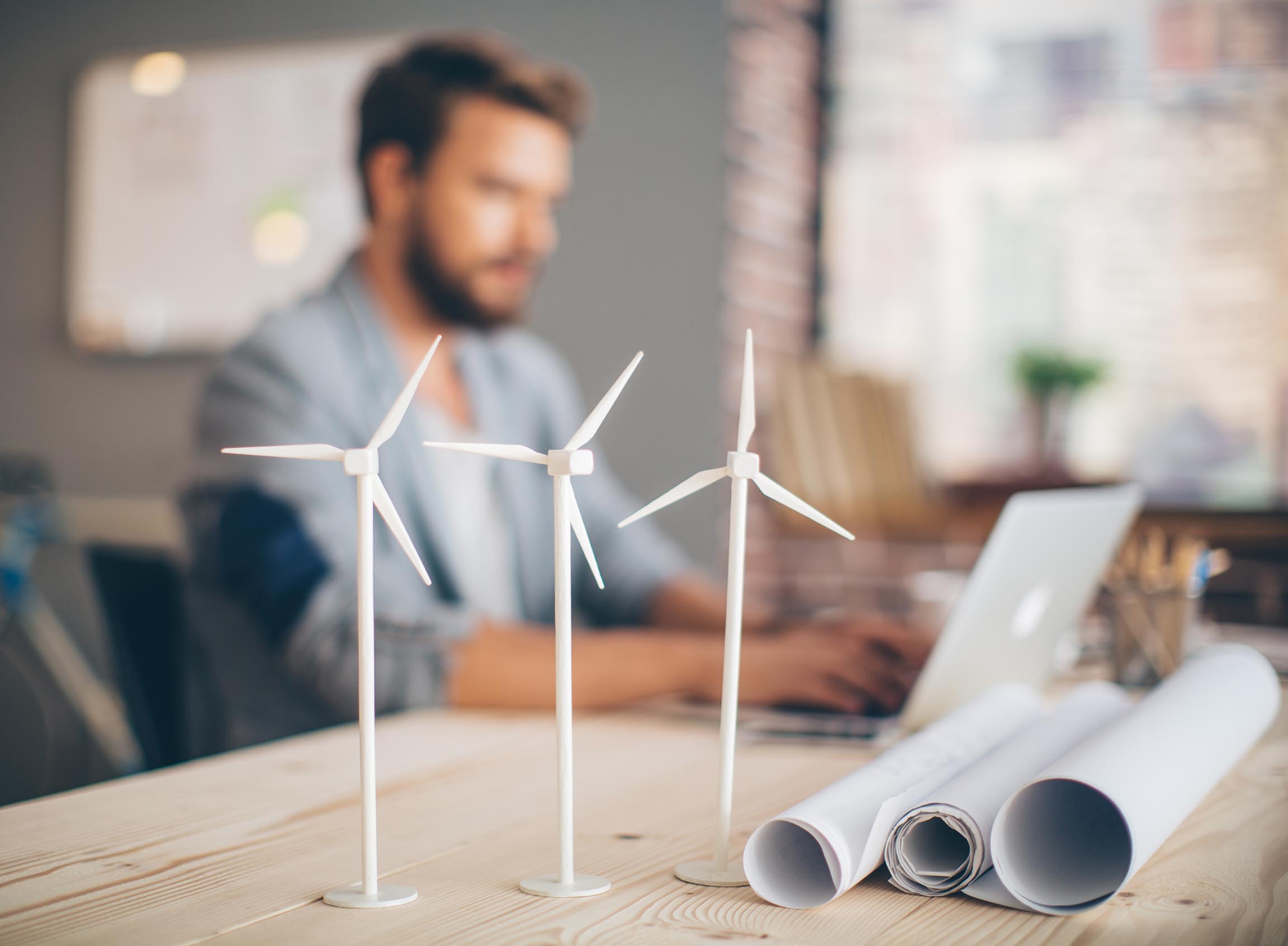 психолога как профессионал. человек занимающий проектом. психолог shutterstock. мужчина с планшетом. лучшие фотобанки рейтинг 2021.